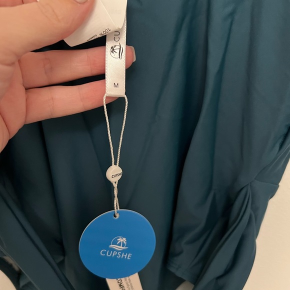 Cupshe Luminescent Ruffled Plunge One Piece Swimsuit
M / Teal - Picture 2 of 3